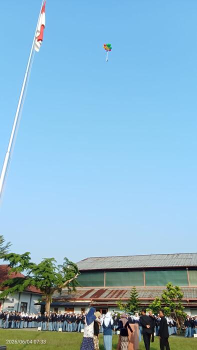 Seremoni Pelepasan Balon Awali PAS 2 SMA Negeri 1 Banyumas
