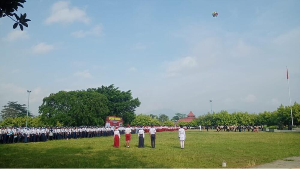 Murid Baru kelas X SMA Negeri 1 Banyumas Ikuti MPLS Di Alun – Alun Banyumas