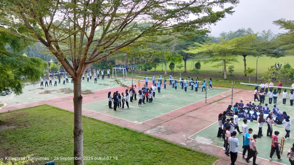 Relaksasi Peserta Didik bersama Guru Wali di Jumat Pagi September 2025