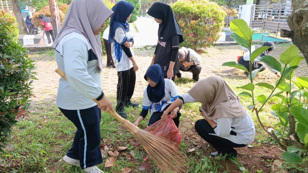 SMA Negeri 1 Banyumas Laksanakan World Cleanup Day Tahun 2025